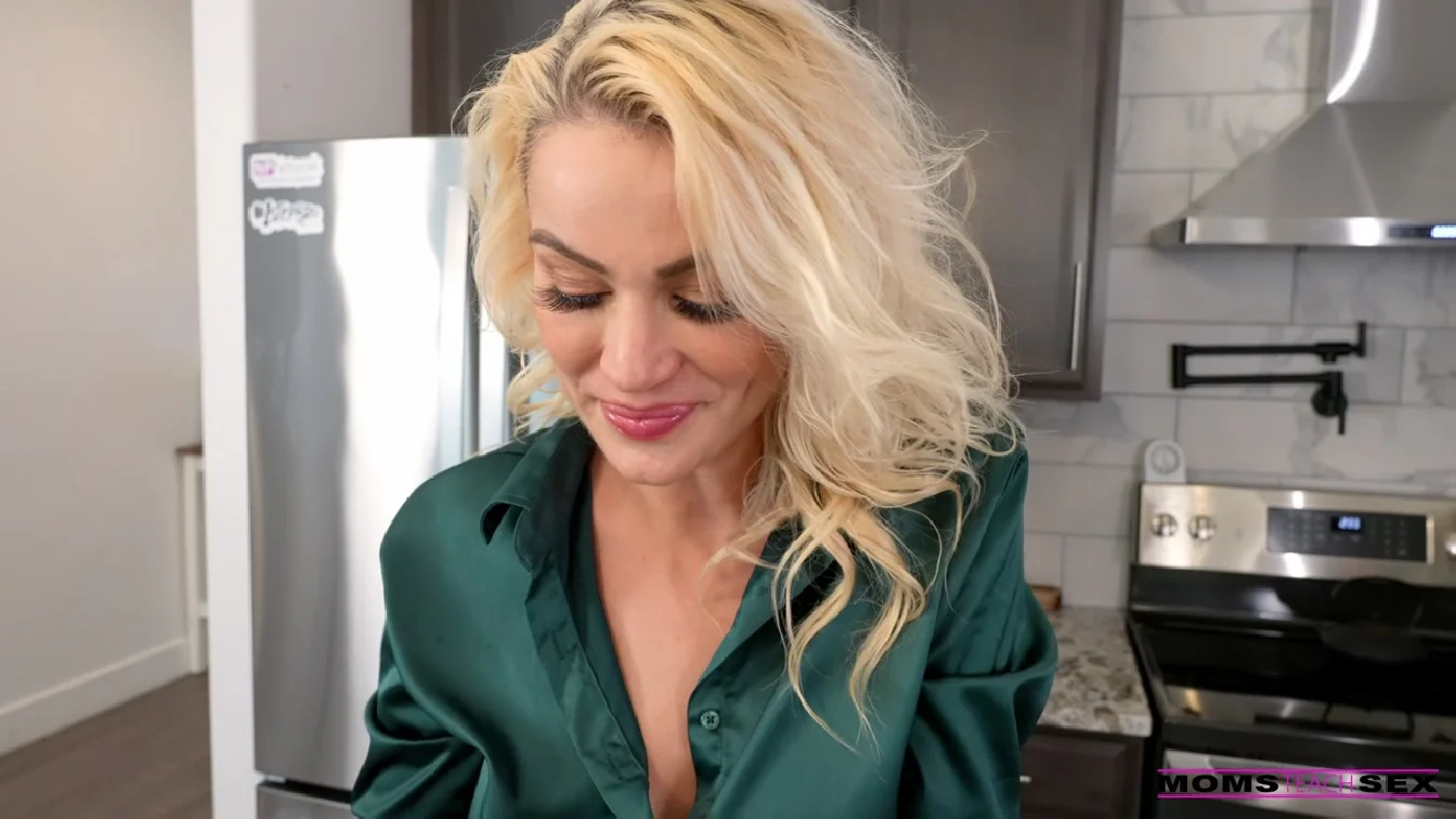 MomsTeachSex Cherry Kiss Filling Stepmoms Pot Of Gold XXX